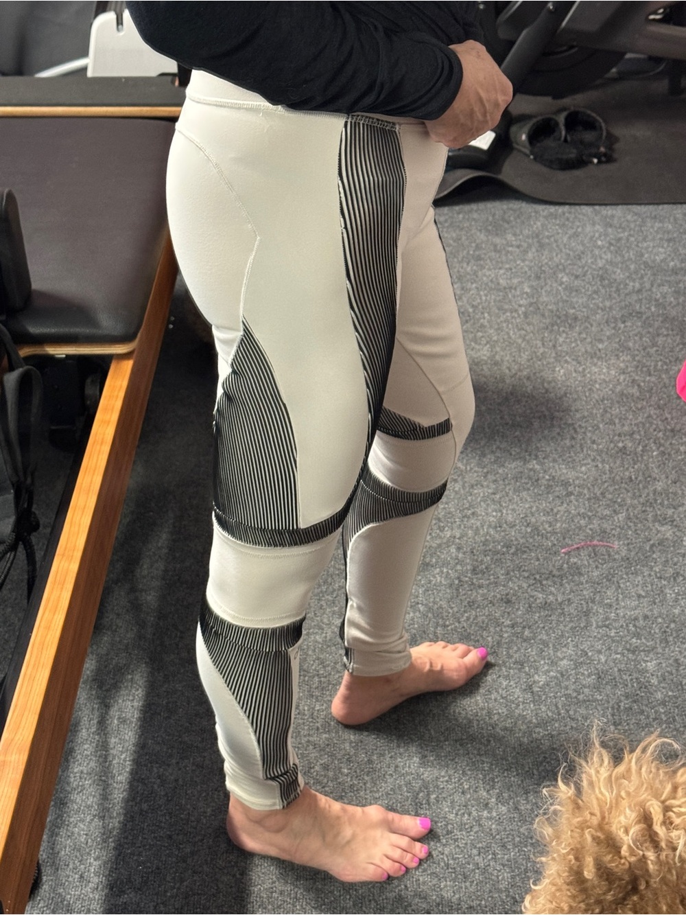 Alo Yoga Electric Legging in Bone